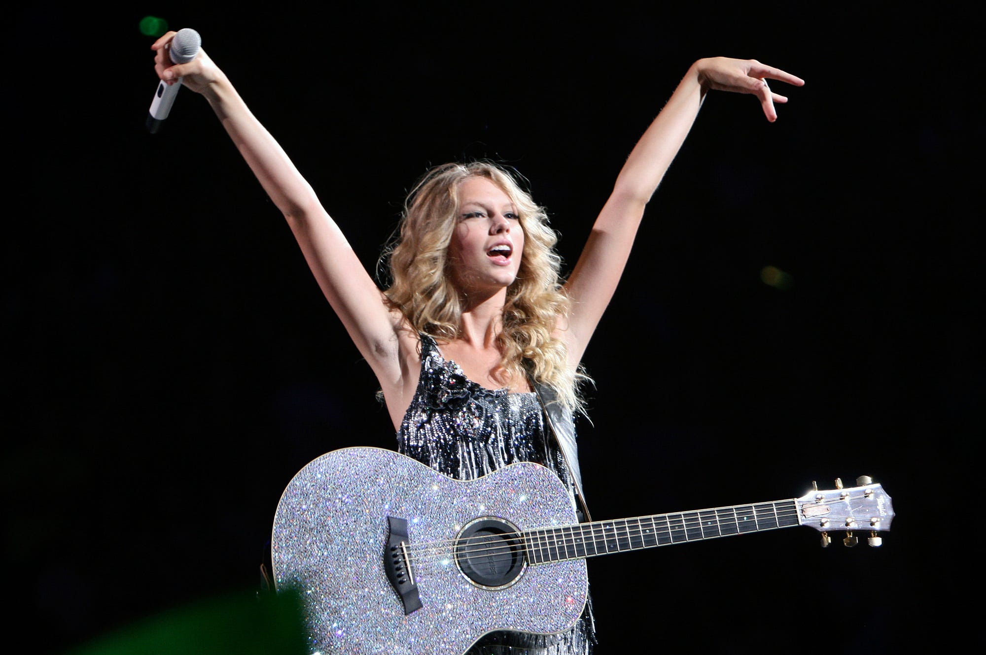 Taylor Swift sings one of her songs during the Fearless Tour 2009 at Value City Arena, July 17, 2009. (Dispatch photo by Kyle Robertson)