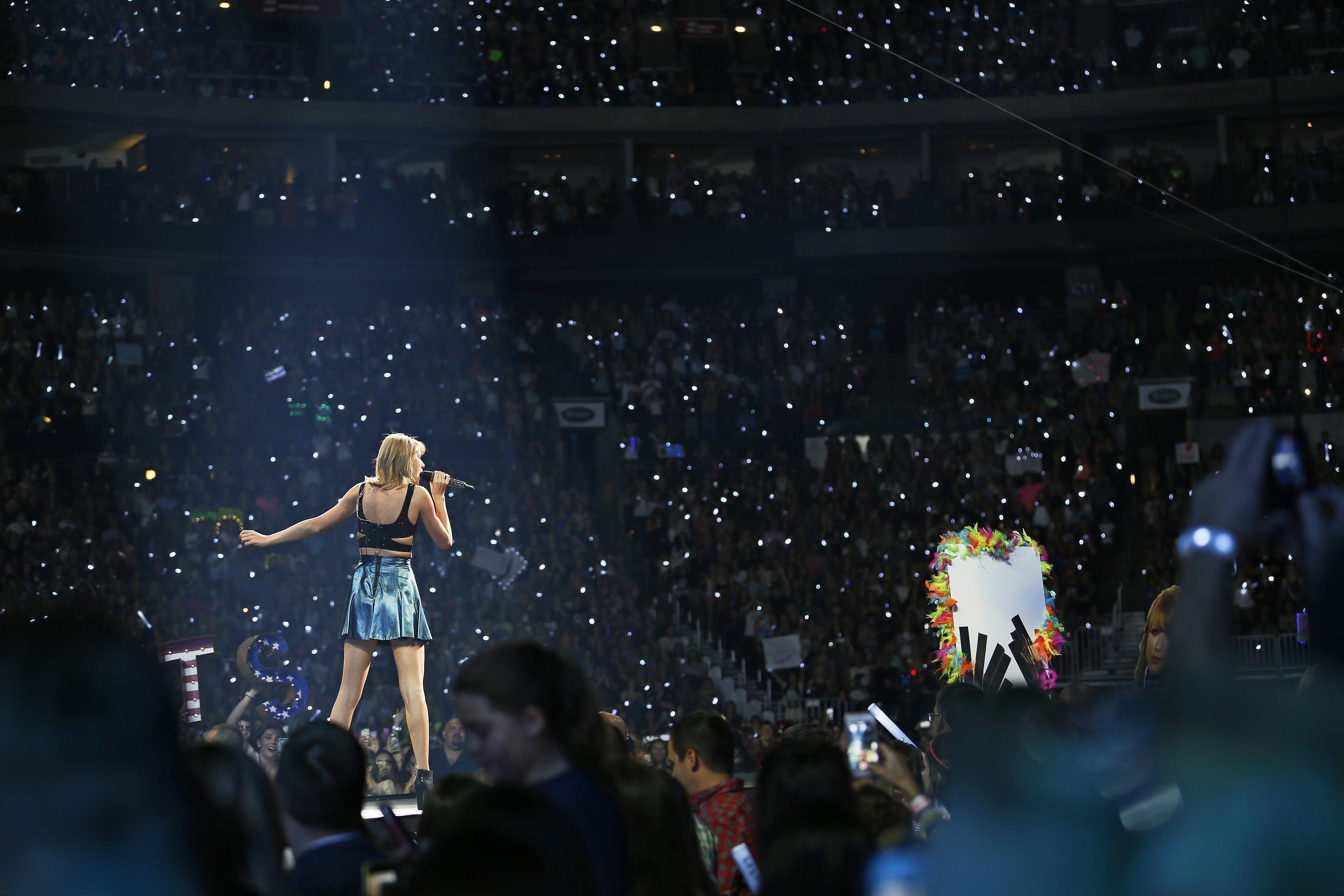 Taylor Swift performs at Nationwide Arena in Columbus on Sept. 17, 2015. (Adam Cairns / The Columbus Dispatch)